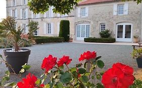 Hotel Logis Domaine Du Prieure  3*